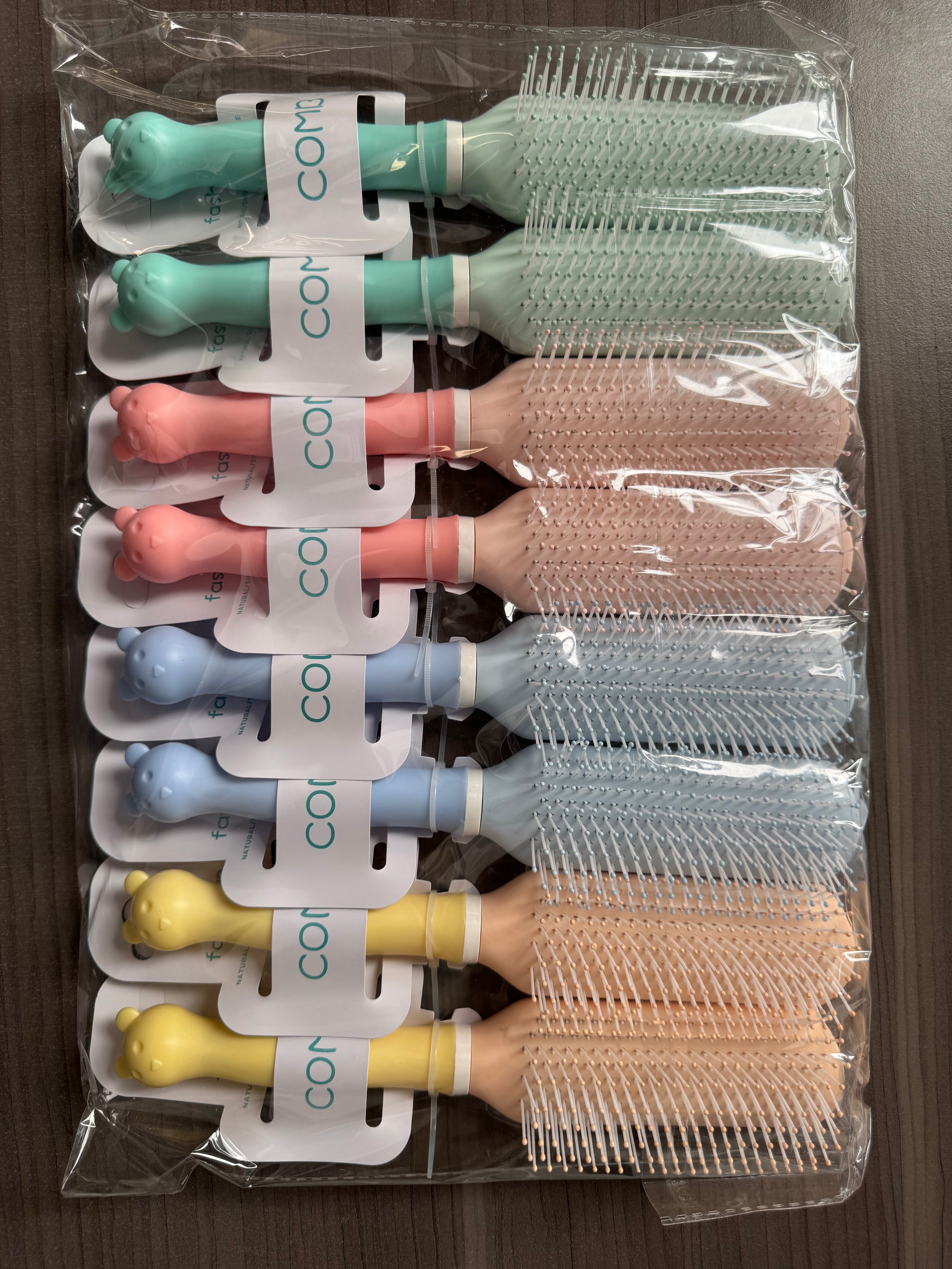 cepillo con mago colores pastel